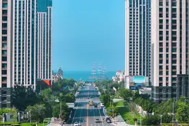 “海军杯”国际帆船邀请赛举行城市巡游活动，破浪号风帆训练舰亮相图片