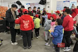 小朋友走进快递点，探访一件包裹的“旅程”图片