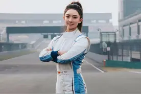 新闻周刊丨驭风者“铁豆”——勇闯F1赛道的“怪力少女”图片