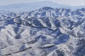北京古北口长城雪景：银装素裹，气势磅礴图片