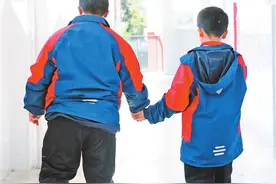 江西宜春铜鼓少年吴亚军悉心照护同学5年——牵你的手，向着阳光共生长图片