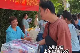 一声“义父”，兄弟没白忙活，小哥抱“高达”、拉横幅 #2024高考 #2024高考必胜 #护航高考2024 #祝大家高考押题全对 #高考最后一图片