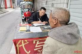 “小巷最后的写信人”：一周难得开张，以前代写书信现在写低保申请、离婚协议图片