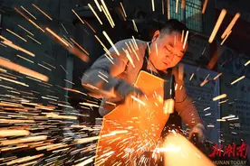 赶制农具备春耕图片