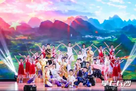 校园文化艺术节上，“雷小锋”尽情展示才艺图片