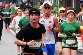 白发老人和姑娘小伙子比拼！2024济南奥体半程马拉松一起欢乐图片