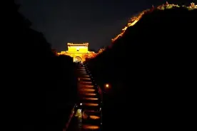 果然视频｜航拍泰山亮灯，星星点点，宛若游龙腾飞图片