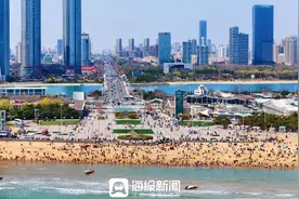 航拍| 清明假期，日照海边车流如织人气爆棚图片