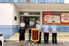 9秒！江西民警空手夺刀救人图片