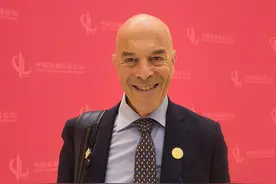 专访世行前副行长戈尔丁：特朗普关税政策会让商品变得更昂贵而损及美国消费者图片