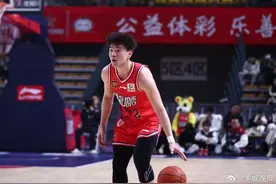 俱乐部回应“球员将女友装行李箱带进宿舍”：系摆拍，已处罚图片