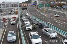 “我进隧道去找你！”济南交警铁骑紧急护送脑梗老人就医图片
