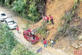 抢险清障 畅通乡村路图片