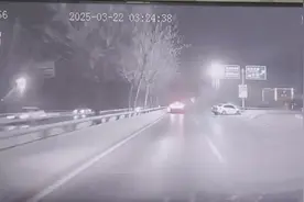 凡人英雄！西安司机乘客合力破窗勇救4人图片