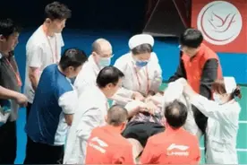 羽毛球世界第一石宇奇比赛中突发意外，被担架抬走后留院观察，此前曾遭遇严重伤病图片