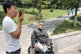 点赞！老人意外摔倒 众人热心救助图片
