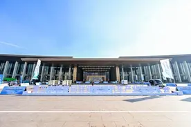 1万米深海中的“充电宝”，车灯变身“投影仪”……青岛市智能网联新能源汽车产业生态大会举行图片
