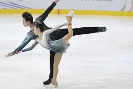 中国双人滑组合张嘉轩/黄一航获花滑世青赛第五名图片
