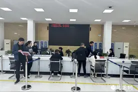 浐灞公安：假期户政窗口“不打烊”，服务群众“零距离”图片