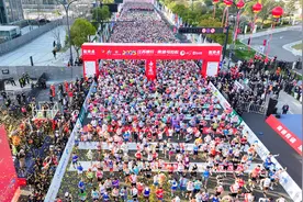 #（体育）2025江苏南通马拉松赛鸣枪开跑图片