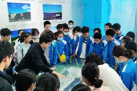 数百初中生受邀走进华科, 参观国家脉冲强磁场科学中心、深度游华科附中图片