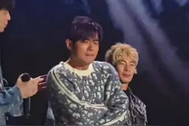周杰伦泪洒舞台图片