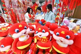萌蛇闹春，“饰”界走红！保康蛇年生肖饰品走俏市场图片