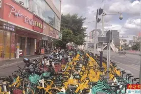 共享单车、“电鸡”占道“人行道都没了”图片