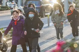 今年首场寒潮袭沪，街头市民“全副武装”图片