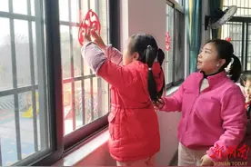 湘潭市雨湖区建北幼儿园开展剪窗花贴对联挂灯笼活动图片