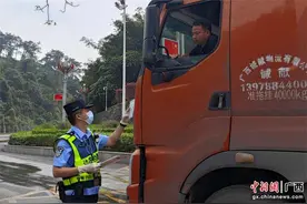 广西友谊关口岸货车查验量单日突破1765辆次图片