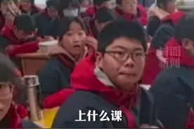 “体弱多病”的体育老师回来了！借了一节课带学生打雪仗放松心情，学生的表情太真实了图片