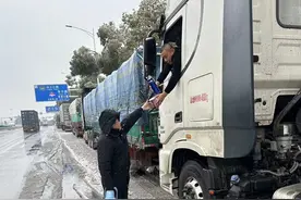 高速路口封闭，货车司机原地等候，他们送来热水和方便面图片