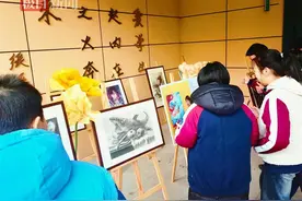 开学首日不一般，这所学校用画展点亮新学期图片