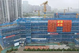 中化三建承建的合肥市繁华学校2＃和7＃教学楼率先实现主体结构封顶图片