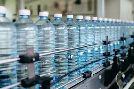 你喝的水可能有“微塑料”！一个简单步骤就能去除图片