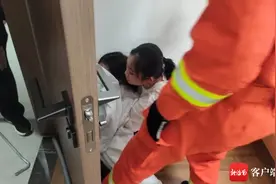门缝卡手时有发生 海口消防提醒：家长可掌握这些施救知识点图片