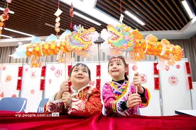 江苏张家港：巧手做龙灯 欢乐迎新年图片