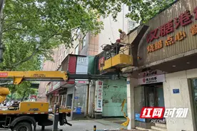 拆除破损广告牌 助力城市“颜值”“安全”双提升图片