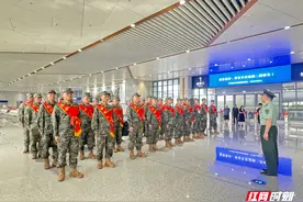 张家界市百余名新兵启程奔赴祖国各地图片