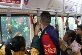 公交车上还有“变形金刚”？车厢变课堂，来沉浸式学习公交安全出行知识图片
