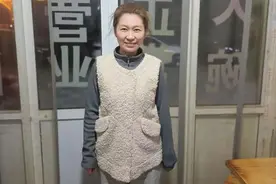 女子回娘家路遇老人心脏骤停昏倒  跪地做心肺复苏累瘫  老人家属寻恩人并登门感谢图片