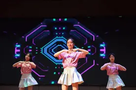考上华师一附中的女孩，刚在毕业典礼上跳了《Hype Boy》图片