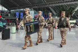 直击春运首日广东武警守护归家路：新兵首次参加任务称很自豪图片