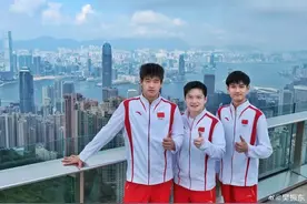 杨千嬅同奥运天团合唱，郭晶晶、霍启刚现身“追星”！网友：难忘今宵，好像在看春晚图片