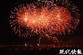 绝美绽放！连云港月牙岛除夕焰火秀点亮星空图片