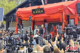 开封“王婆”：鼓励年轻人擦亮双眼勇敢追爱图片
