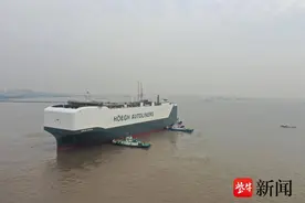 全球最环保汽车滚装船在南通出江试航图片