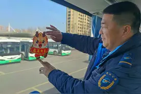 武汉公交大年初一头班车，坚守岗位只为服务好市民出行图片