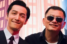 初次见到不戴墨镜的王家卫 胡歌:原来导演长这样图片
